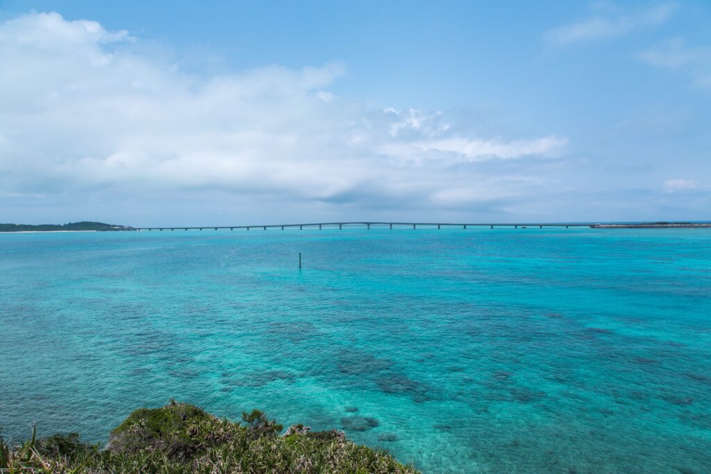 沖縄本島の美しいエメラルドグリーンの海