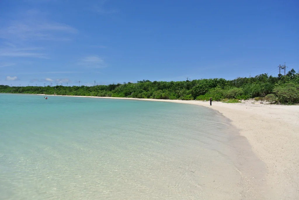 エメラルドグリーンの綺麗な海が広がる石垣島のビーチ
