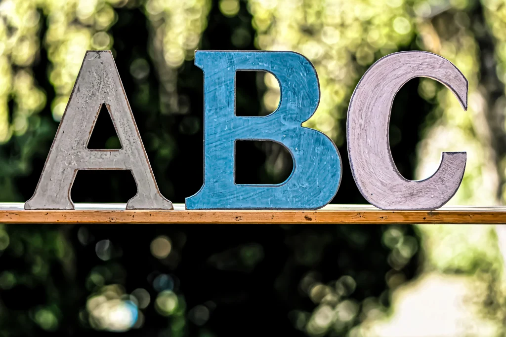 ハワイのコンビニ「ABCストア」を象徴するABCの文字オブジェ