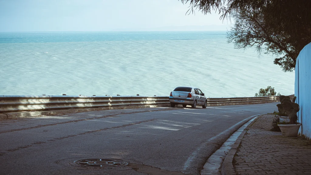 美しい海沿いの道をドライブする車の風景