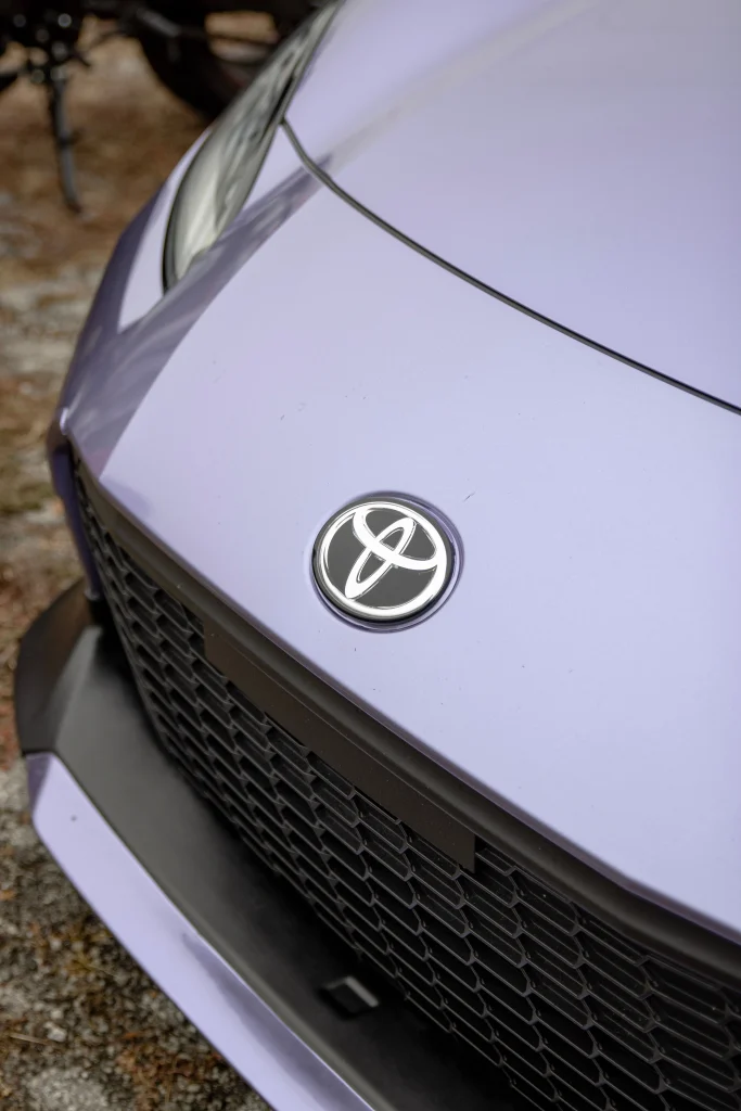 トヨタ車のフロントグリルとエンブレム